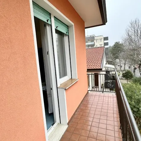 شقة Top-floor Flat With Parking In *
